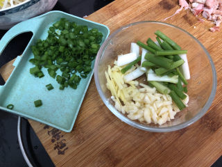 13、酸汤牛肉➕酸菜粉丝牛肉,蒜剥皮切蒜蓉，姜切姜丝，小葱葱白切段，葱绿切末