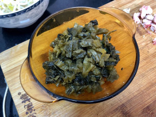 15、酸汤牛肉➕酸菜粉丝牛肉,老坛酸菜挤去水分切小段