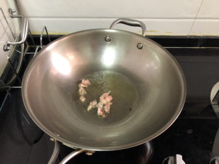 17、酸汤牛肉➕酸菜粉丝牛肉,热锅冷油，小火，加入切下的牛油，煸炒出油