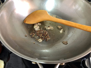 18、酸汤牛肉➕酸菜粉丝牛肉,加入一小把花椒，小火煸香，怕吃到花椒的，可以煸香后盛出