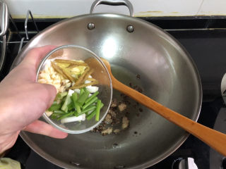 19、酸汤牛肉➕酸菜粉丝牛肉,加入葱姜蒜炒香