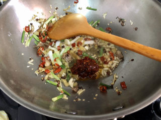 21、酸汤牛肉➕酸菜粉丝牛肉,加入一汤匙郫县豆瓣酱，小火炒出红油