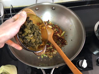 22、酸汤牛肉➕酸菜粉丝牛肉,转中火加入酸菜，煸炒一分钟