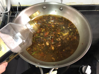 25、酸汤牛肉➕酸菜粉丝牛肉,加少许生抽，酸菜比较咸，生抽不要加太多