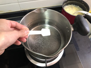 28、酸汤牛肉➕酸菜粉丝牛肉,煮酸菜时，来烫蔬菜。坐锅烧水，水开加少许食盐