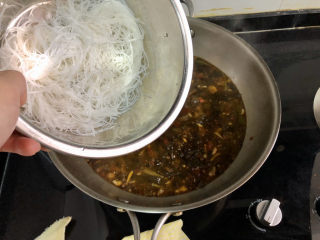 33、酸汤牛肉➕酸菜粉丝牛肉,煮10分钟后，转中火，加入粉丝，煮2分钟