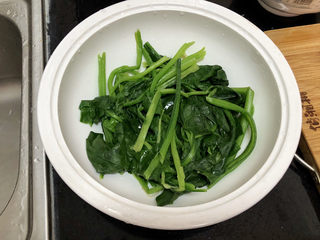 36、酸汤牛肉➕酸菜粉丝牛肉,菠菜铺在盘底，然后上面铺绿豆芽