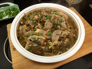 40、酸汤牛肉➕酸菜粉丝牛肉,最后撒上葱末，即可