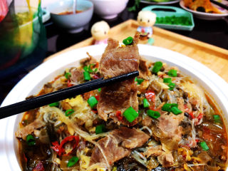 43、酸汤牛肉➕酸菜粉丝牛肉,这道酸汤牛肉，牛肉嫩，粉丝入味，酸汤开胃，搭配菠菜绿豆芽营养丰富，一口一口真是停不下来啊????。