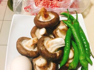 1、香菇青椒猪肉馅红油水饺,主料合集