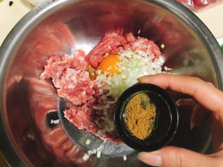 3、香菇青椒猪肉馅红油水饺,倒入十三香