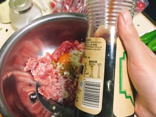 4、香菇青椒猪肉馅红油水饺,倒入4～5勺酱油