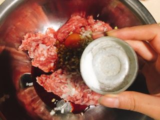 5、香菇青椒猪肉馅红油水饺,倒入盐（这个量少了，我后面又加了1勺）