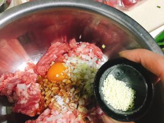 6、香菇青椒猪肉馅红油水饺,倒入鸡精