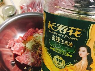 7、香菇青椒猪肉馅红油水饺,倒入半碗花生油或豆油，再倒入半杯凉开水，用筷子延顺时针方向搅拌。