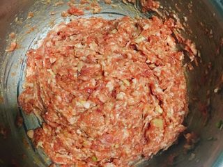 8、香菇青椒猪肉馅红油水饺,直至肉馅成棉絮状，然后放置一旁让肉馅入味