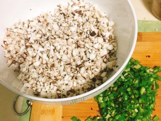 9、香菇青椒猪肉馅红油水饺,肉馅腌制的同时。将香菇和青椒分别切碎