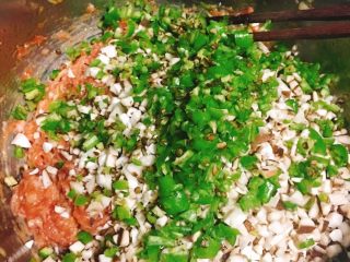 10、香菇青椒猪肉馅红油水饺,放到腌好的肉馅里