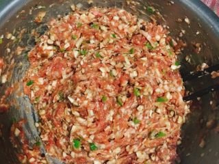 11、香菇青椒猪肉馅红油水饺,搅拌均匀，稍微尝下肉馅的咸度，若淡，就加一些盐。PS:肉馅加水，是为了吃起来不柴。加油，是为了吃起来汤汁丰富。加鸡蛋，是为了肉馅口感弹滑。