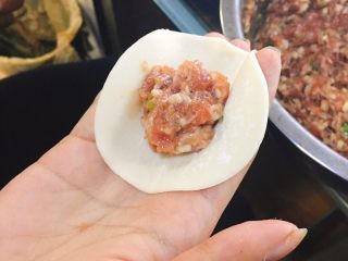 12、香菇青椒猪肉馅红油水饺,开始包饺子。饺子皮是买现成的，肉馅煮熟后会胀所以不要打太满，但也不能太少，否则吃起来就没滋味。具体的量参考图