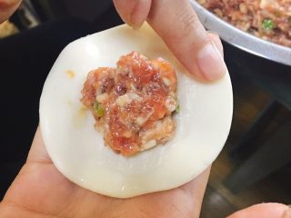 13、香菇青椒猪肉馅红油水饺,买来的皮都是机器压的粘合性不是很好，所以要在边缘涂一层白水