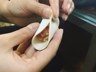17、香菇青椒猪肉馅红油水饺,把剩余的饺子皮捏实