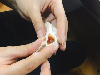 18、香菇青椒猪肉馅红油水饺,另一侧同样方式捏好