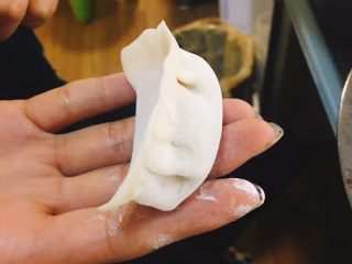 20、香菇青椒猪肉馅红油水饺,包好的饺子侧面图～ps:指甲里残留的是香菇皮，不是黑泥。。