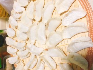 21、香菇青椒猪肉馅红油水饺,包好的饺子。一般一斤饺子皮大概50张左右