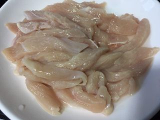 2、孜然鸡胸肉,鸡肉切条状