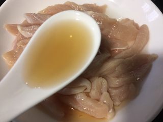 3、孜然鸡胸肉,加入一勺料酒