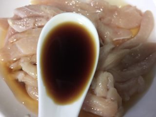 4、孜然鸡胸肉,加入一勺生抽