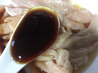 5、孜然鸡胸肉,加入一勺蚝油