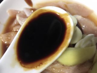 6、孜然鸡胸肉,加入一勺老抽