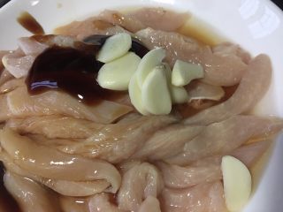 7、孜然鸡胸肉,加入大蒜片