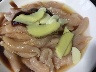 8、孜然鸡胸肉,加入生姜片