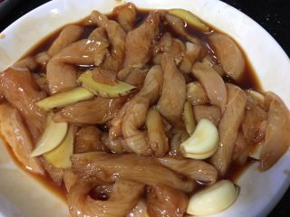 9、孜然鸡胸肉,混合均匀腌制2个小时以上