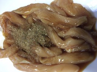 10、孜然鸡胸肉,然后加入一勺烧烤粉