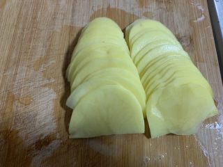 3、尖椒土豆片,切成片