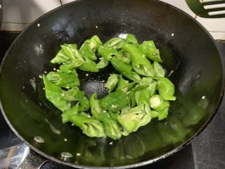 12、尖椒土豆片,先倒进青椒煸炒
