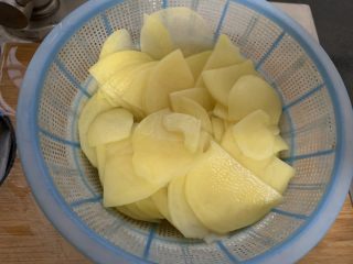 10、尖椒土豆片,土豆片捞出来沥下水分