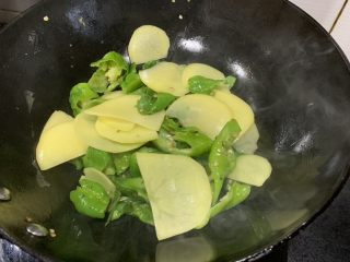13、尖椒土豆片,然后下土豆片