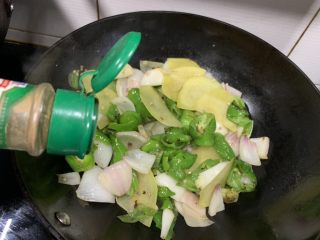 16、尖椒土豆片,少许十三香