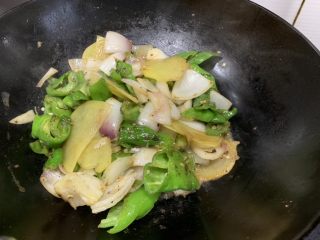 18、尖椒土豆片,加入少许清水，以免糊锅底