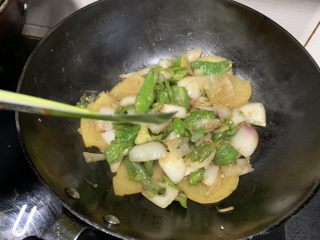 19、尖椒土豆片,出锅前来一点鸡精增鲜