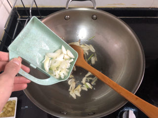 12、韭菜炒鸭血➕落红不是无情物,加入葱白