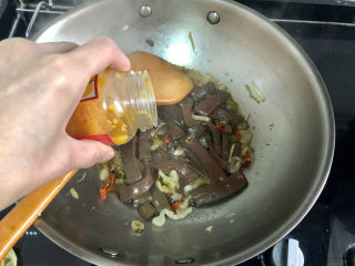 18、韭菜炒鸭血➕落红不是无情物,一茶匙黄灯笼辣椒酱，这个比较辣，怕辣的小伙伴可以省略不要放