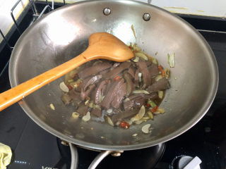 21、韭菜炒鸭血➕落红不是无情物,煮开后，中小火炖煮2分钟