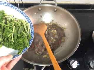 22、韭菜炒鸭血➕落红不是无情物,转大火，加入韭菜梗，快速翻炒十几秒