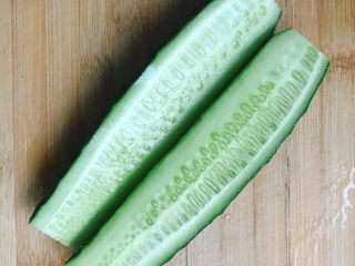 1、青瓜炒鸡蛋,青瓜半条对半切开